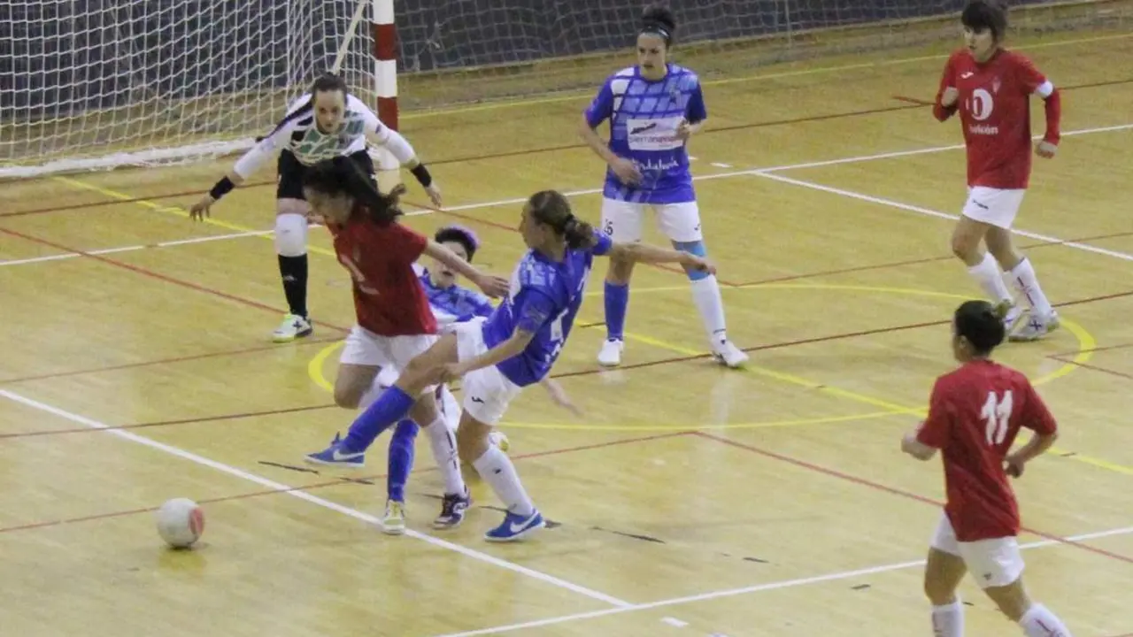 La joven jugadora Helena es objeto de una clara falta en esta acci&oacute;n del partido - Ra&uacute;l J. Bustillos