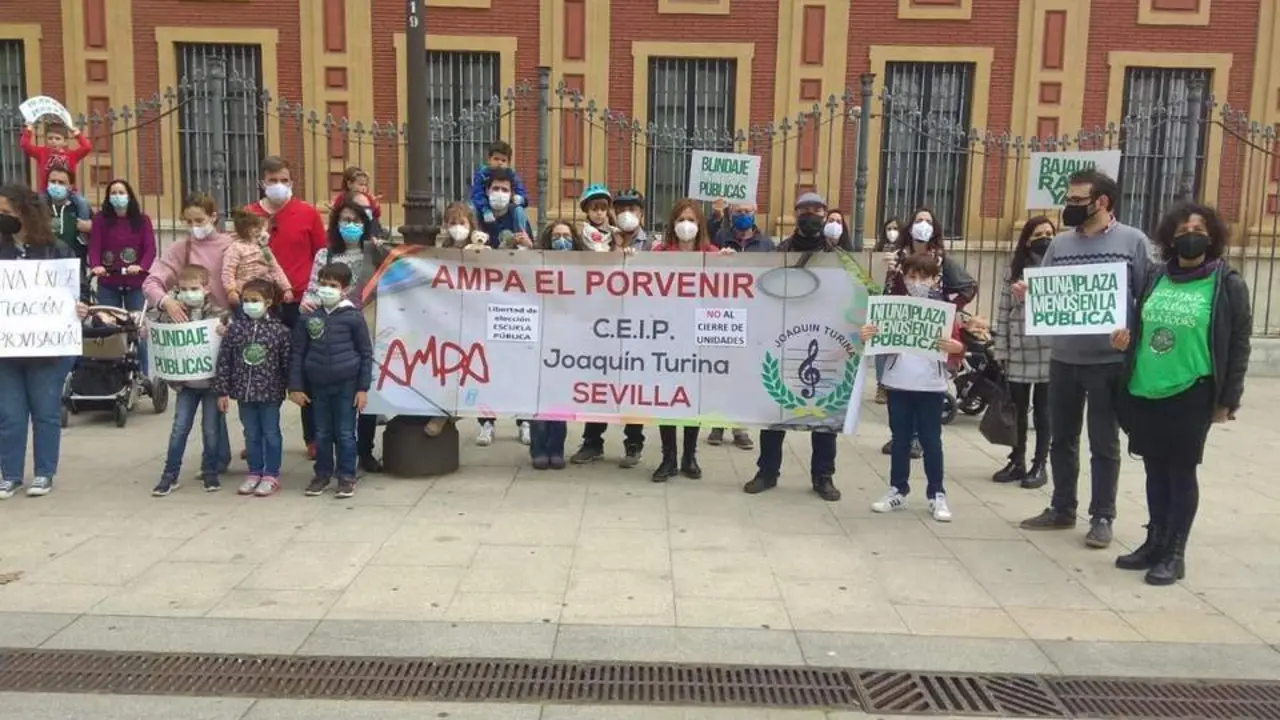 Protesta ante San Telmo de los sindicatos. - EP