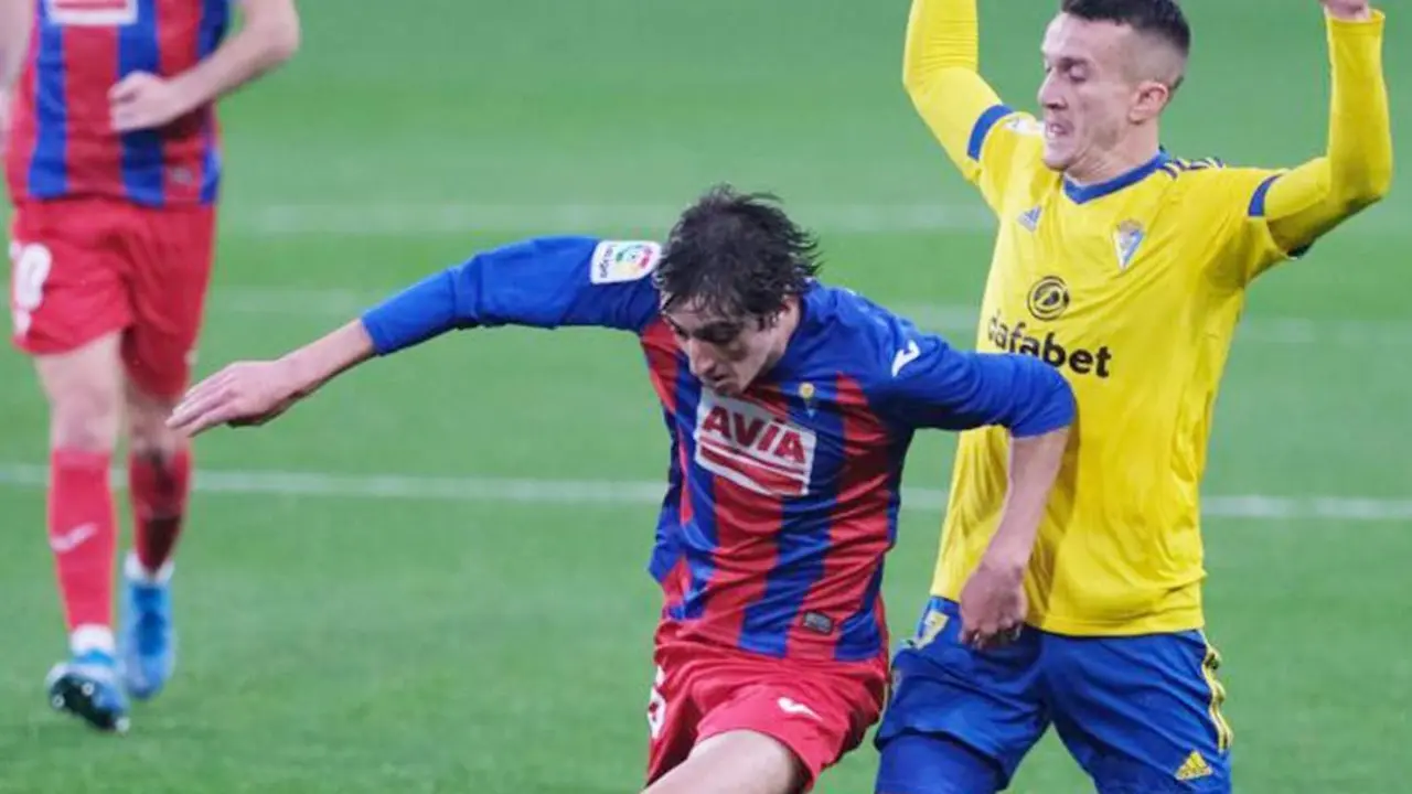 El barbate&ntilde;o Bryan y el sanluque&ntilde;o Salvi en una acci&oacute;n del partido - La Liga Santander