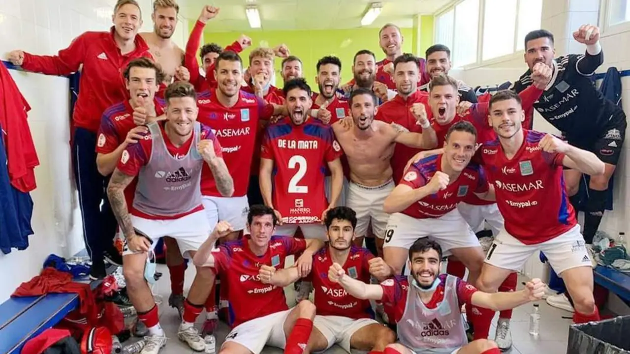 Pel&oacute;n y Brando escoltan la camiseta con el n&uacute;mero 2 - A. I.