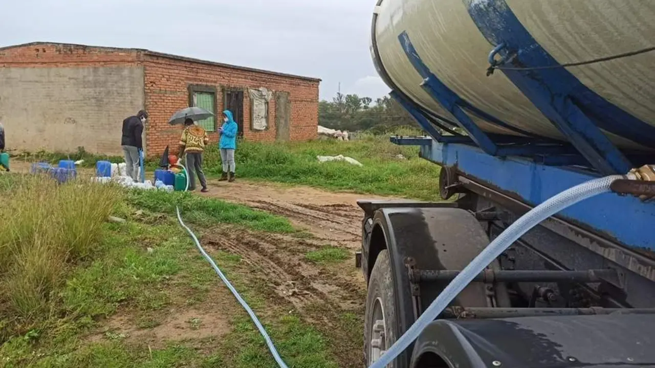 Cami&oacute;n cisterna en un asentamiento. - VH