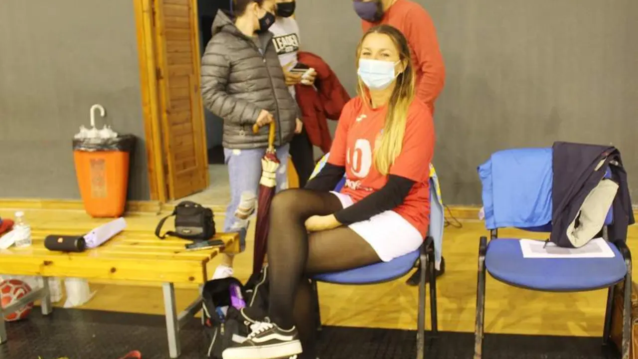 Lorena en el banquillo en el partido que su equipo disput&oacute; ante el Monachil en Sanl&uacute;car - Ra&uacute;l J. Bustillos