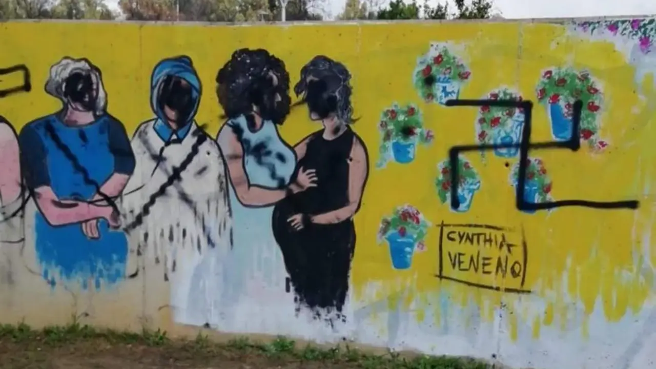 Mural con las pintadas. - VH
