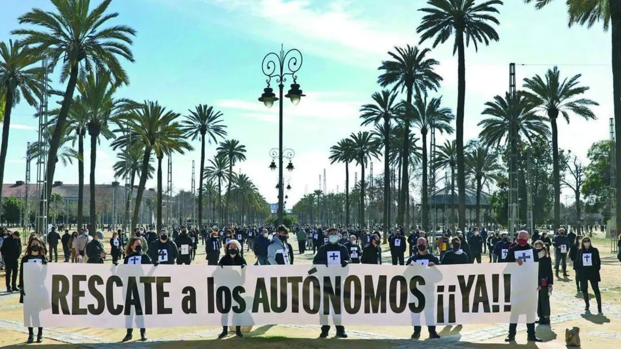 Imagen de una reciente protesta de los auton&oacute;mos en Jerez, con un millar de participantes, para reclamar ayudas. - Cristo Garc&iacute;a