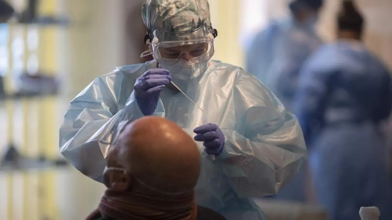 Una trabajadora sanitaria realiza un test de ant&iacute;genos. - Eduardo Parra / EP