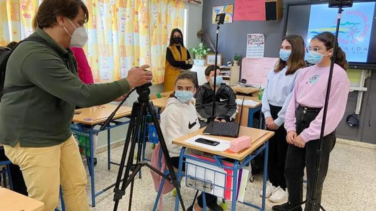 Un momento de la grabaci&oacute;n de Guadafilm en el interior del CEIP Maestra Caridad Ruiz - CMCR