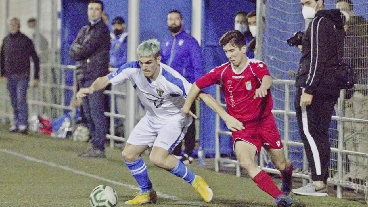 Cristian controla el bal&oacute;n cerca de los dos banquillos ante la presi&oacute;n de un jugador visitante - Muala