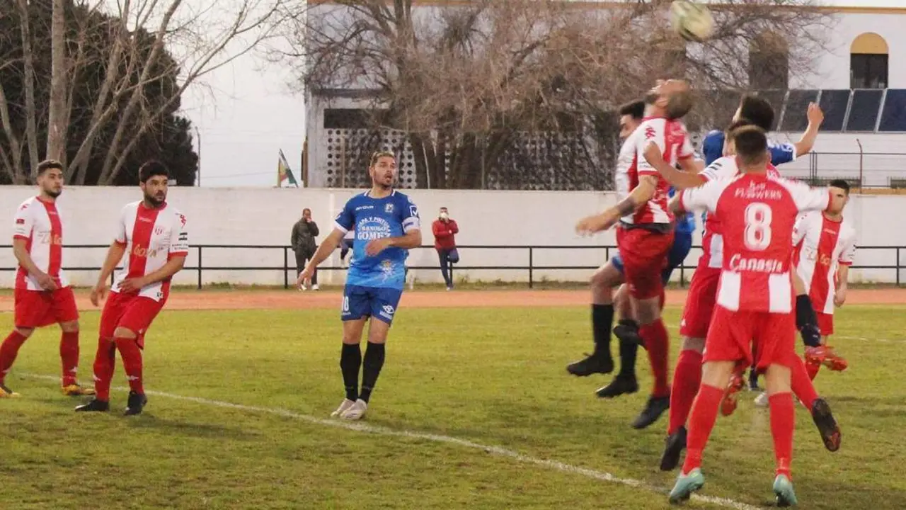 La Jueventud Sanluque&ntilde;a en labores defensivas tras un corner sacado por la Divina Pastora - Ra&uacute;l J. Bustillos