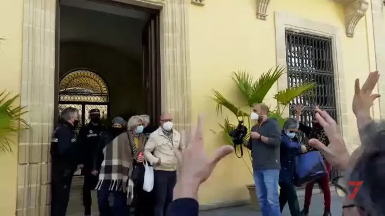Apesorje abandona el encierro en el Ayuntamiento de Jerez tras alcanzar un acuerdo