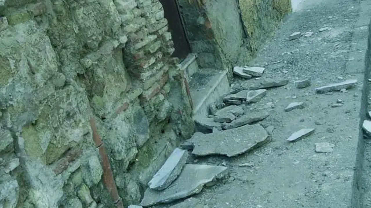 Detalle de los cascotes en la acera.  - RRSS