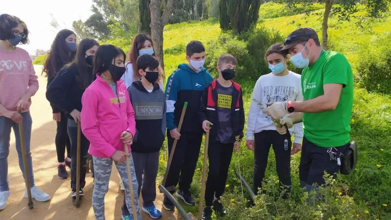 Estudiantes plantan &aacute;rboles en el Parque Moret. - Ayuntamiento de Huelva