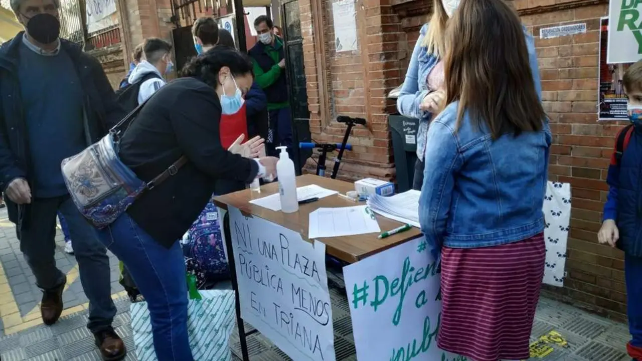 Recogida de firmas por el cierre de unidades educativas. - EP