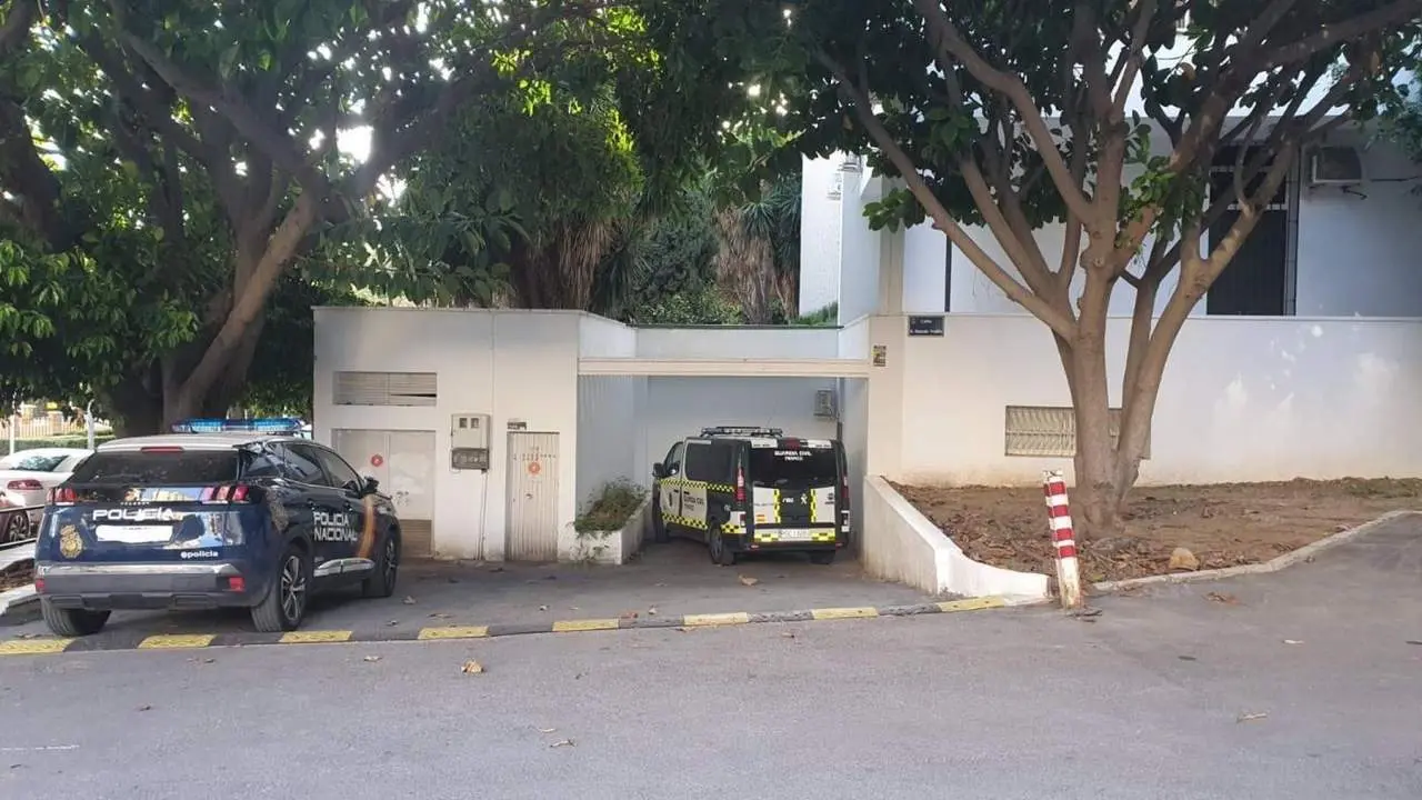 Juzgados de Marbella, coche de la Polic&iacute;a Nacional y Guardia Civil. - MG