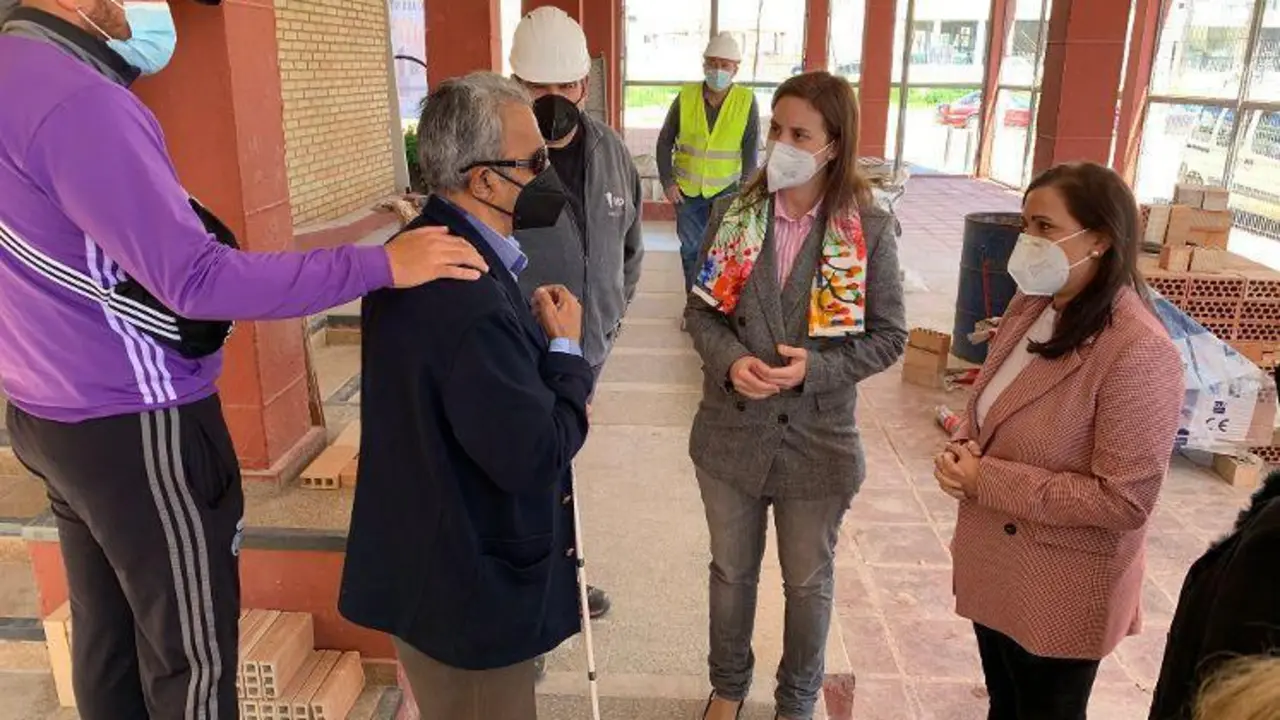Cristina Casanueva y Ana Carrillo conversan con los vecinos de los bloques de viviendas de la barriada Miguel de Cervants. - 
