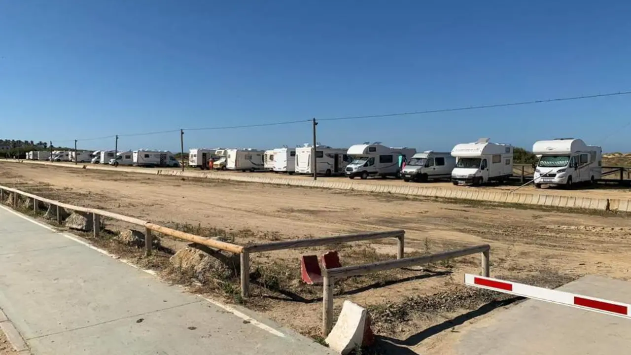 Caravanas en el parking de la plaza de Zahara de los Atunes. - A.I.