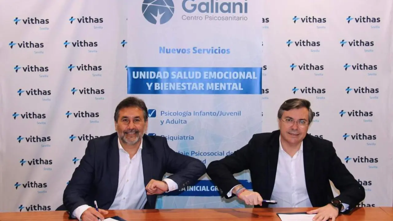 Jos&eacute; Antonio Galiani y Manuel Gonz&aacute;lez tras la firma del acuerdo. - Vithas Sevilla