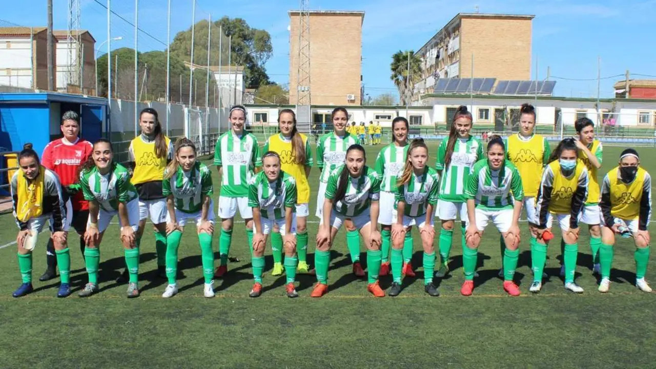 Las jugadoras convocadas por el Atl&eacute;tico Sanluque&ntilde;o Femenino antes del comienzo del encuentro - Ra&uacute;l J. Bustillos