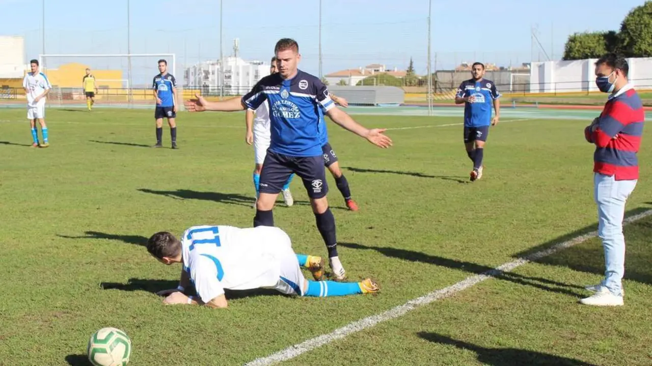 El entrenador Edu G&aacute;lvez siguiendo el juego en el partido de la primera vuelta disputado en El Picacho - Ra&uacute;l J. Bustillos