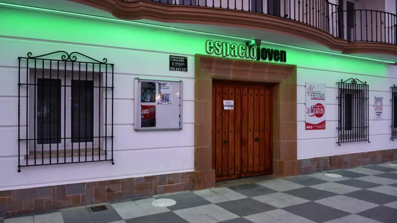 Fachada del Espacio Joven, de verde en San Roque. - A. I.