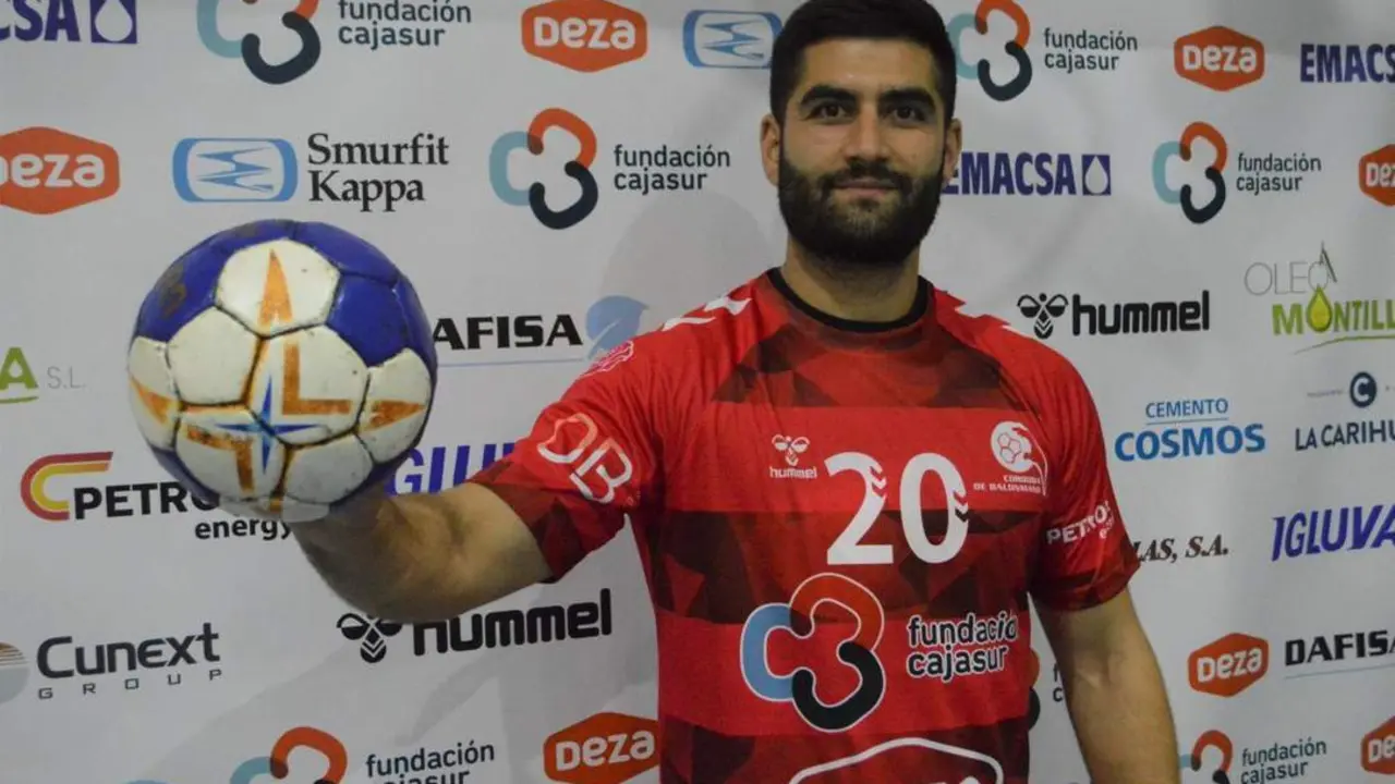 &Aacute;ngel Povedano posa con la camiseta de su nuevo equipo - | Cajasur CBM