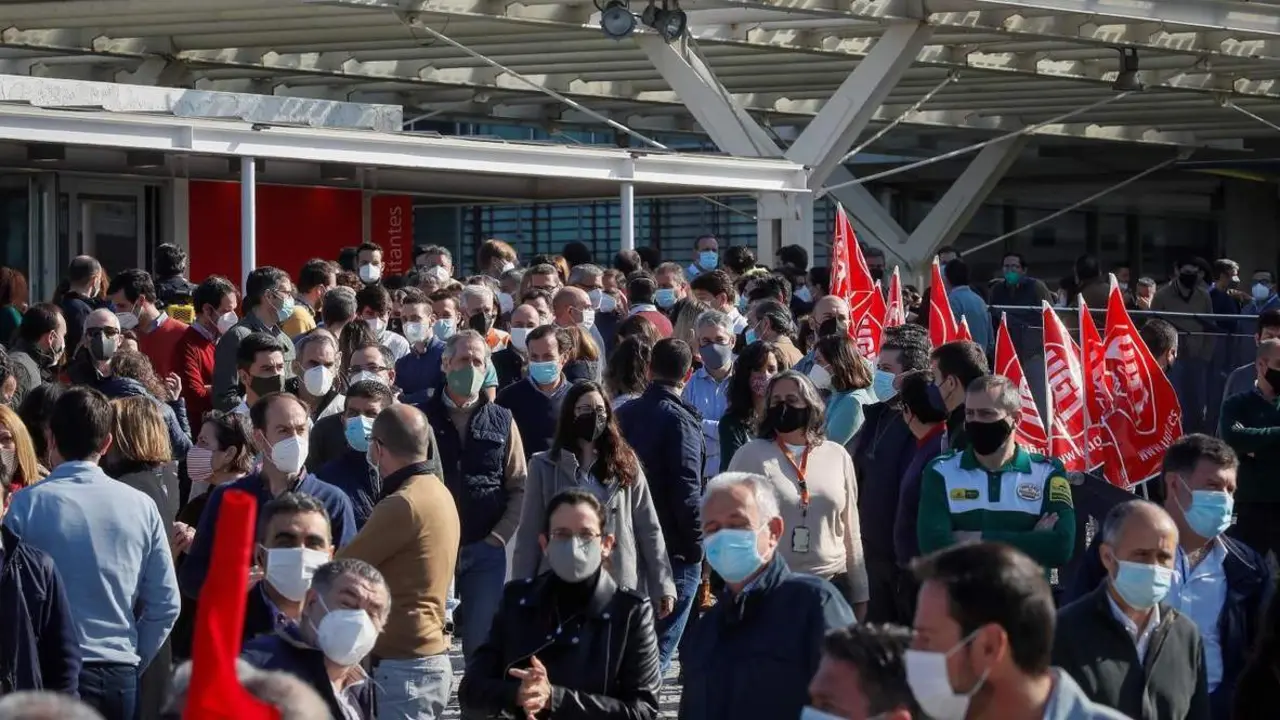 Los trabajadores de Abengoa protestan en la sede corporativa de Sevilla. - EFE