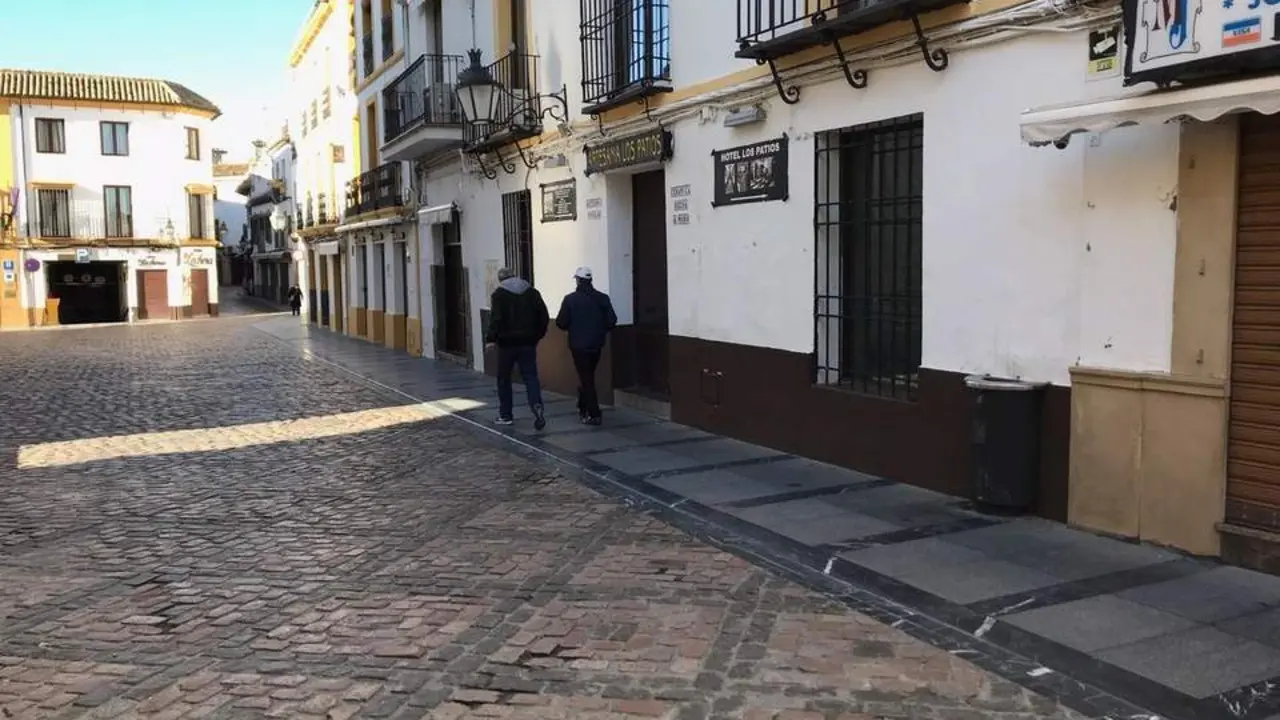 Dos viandantes pasean por el casco hist&oacute;rico de C&oacute;rdoba en estos d&iacute;as. - Pablo Mansilla