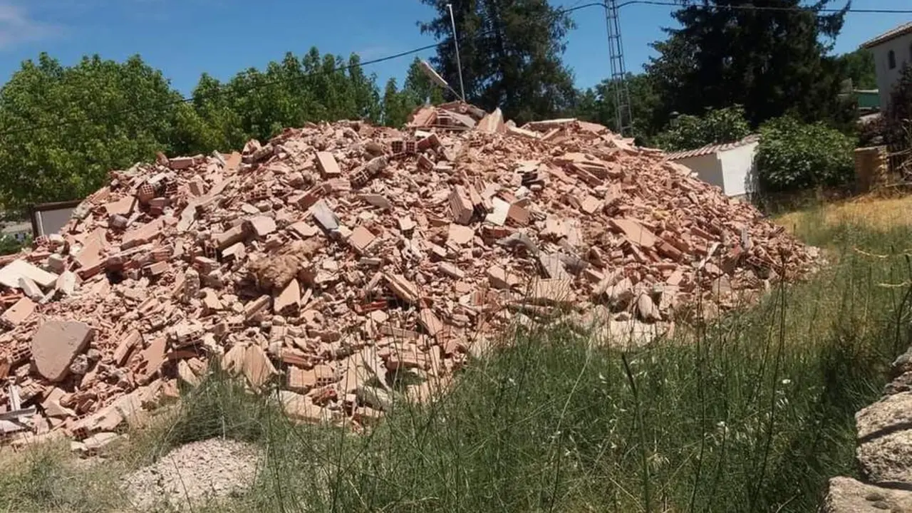 Demolici&oacute;n del edificio inicialmente construido como hotel.  - PSOE