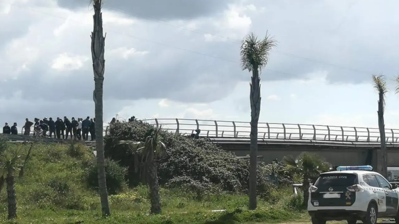Aparece una embarcaci&oacute;n bajo el puente del R&iacute;o Barbate. - Barriento