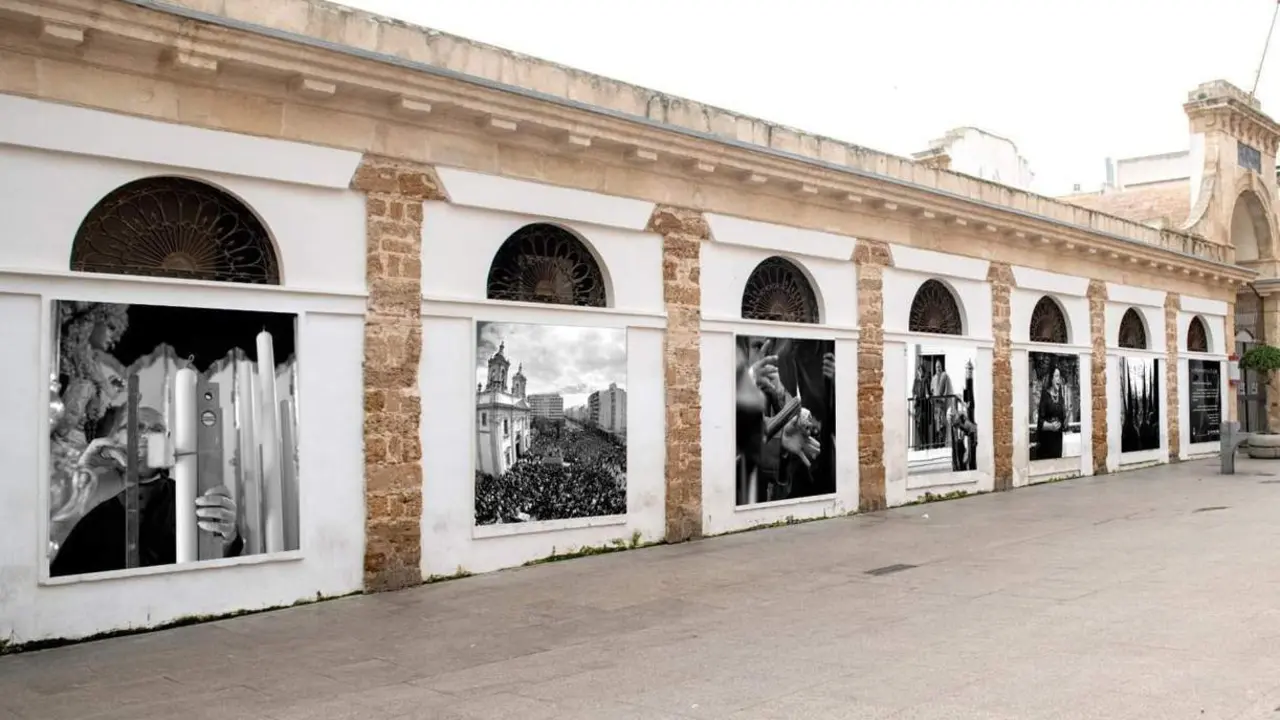 La muestra fotogr&aacute;fica &lsquo;La Pasi&oacute;n en la calle&rsquo; ya luce en el Mercado Central de C&aacute;diz. - 