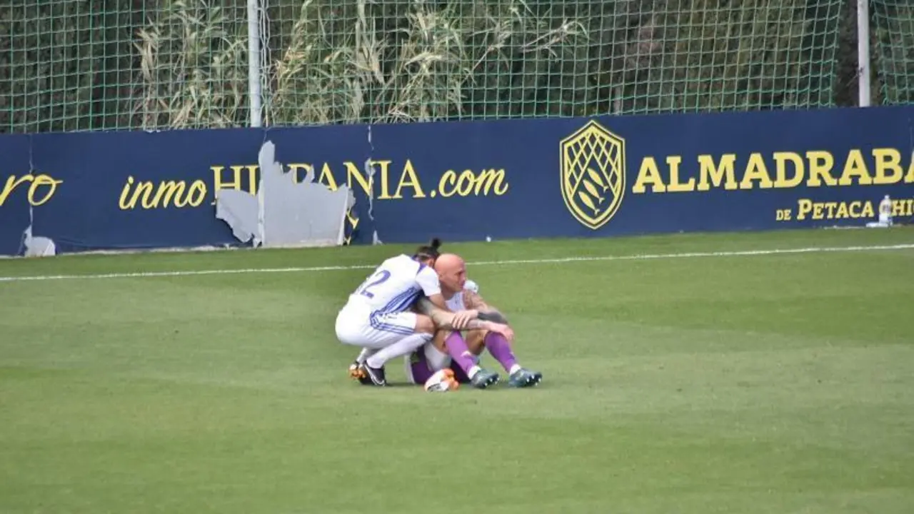 Chuli consuela a Nauzet tras el partido. - TENOR