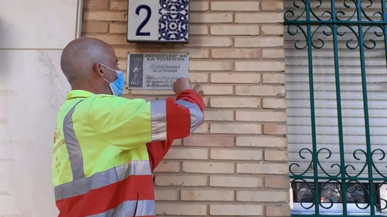 Retirada de una de las placas. - Ayto