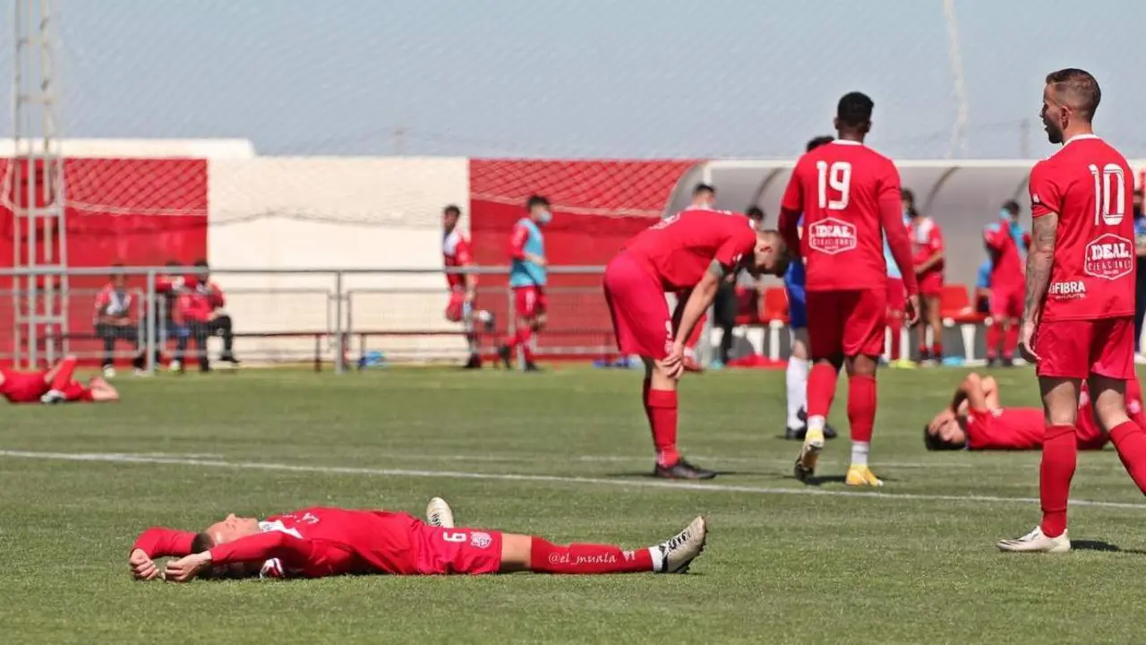 Desolaci&oacute;n en los jugadores de la UD Algaida tras el partido - Muala