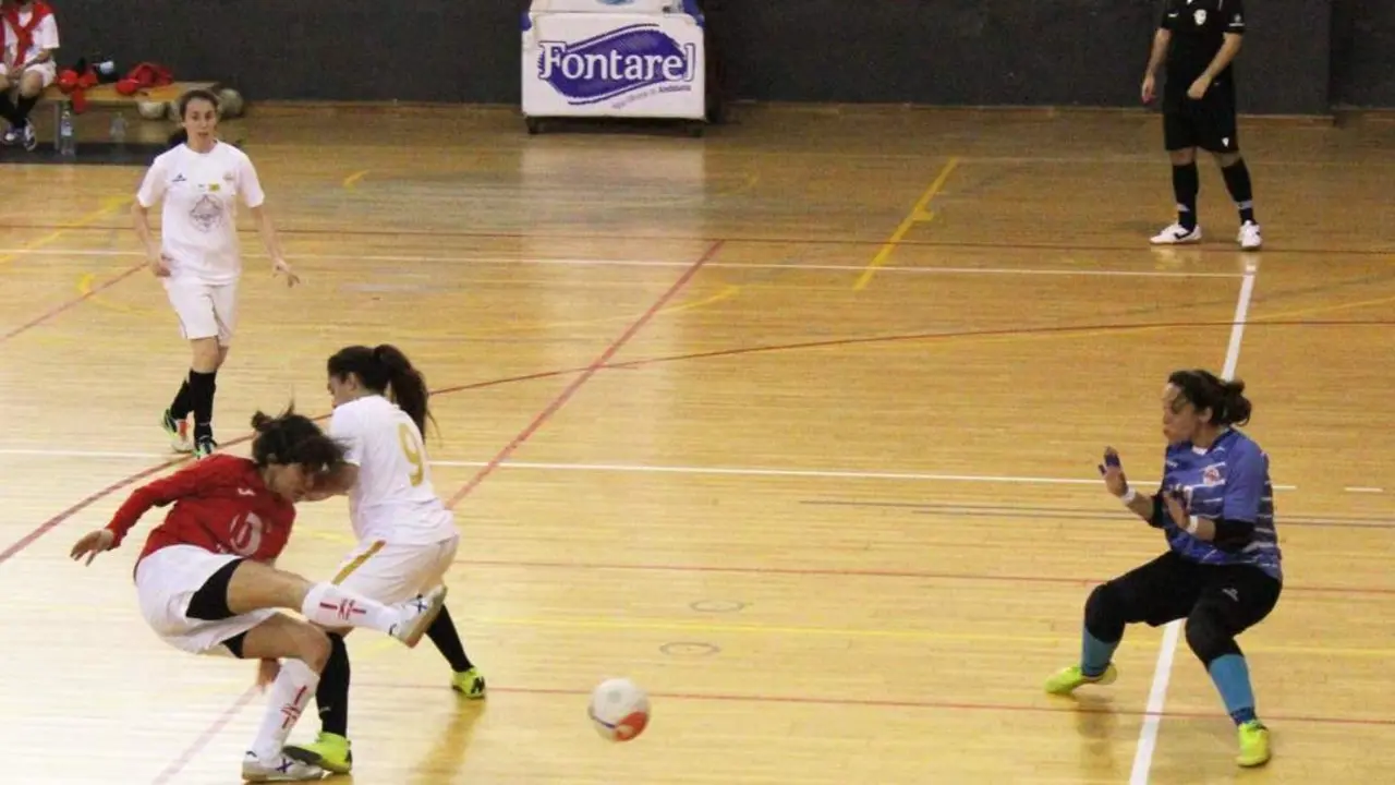 Clara en una 'clara' ocasi&oacute;n de gol ante el Br&uacute;jula de Sevilla - Ra&uacute;l J. Bustillos