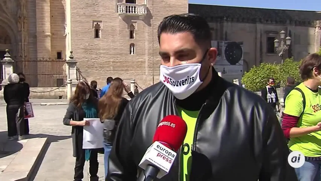 Los comercios de souvenirs en Sevilla piden tambi&eacute;n ayudas ante la ca&iacute;da de ventas