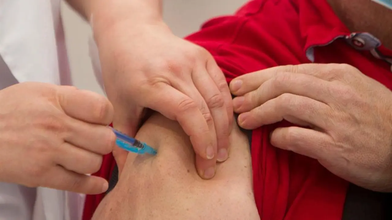 Una trabajadora sanitaria vacuna a un hombre contra el coronavirus. - EFE