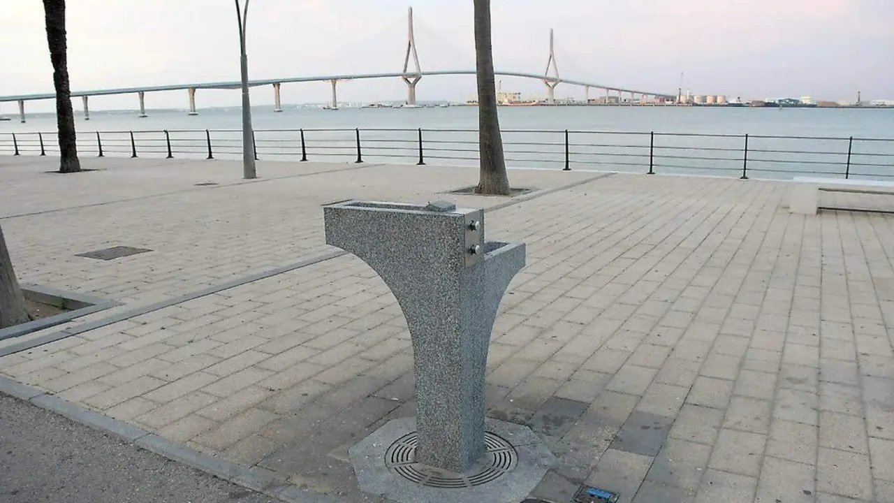 Una de las fuentes instaladas por Aguas de C&aacute;diz. - 