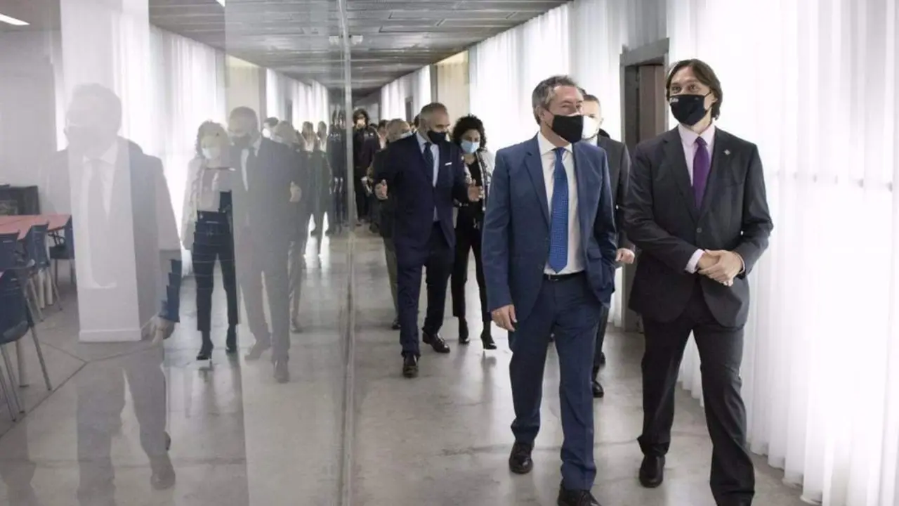El alcalde Juan Espadas con el rector Francisco Oliva. - UPO