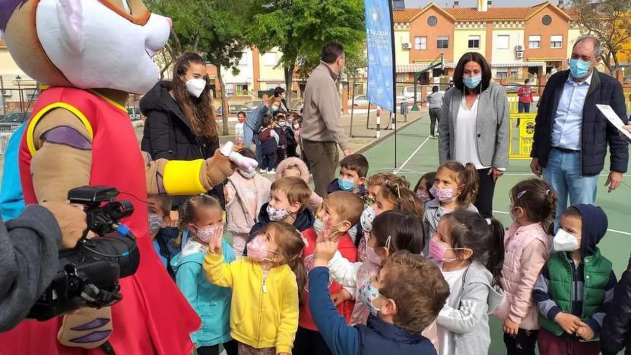 Escolares con la mascota 'Onuba'. - VH