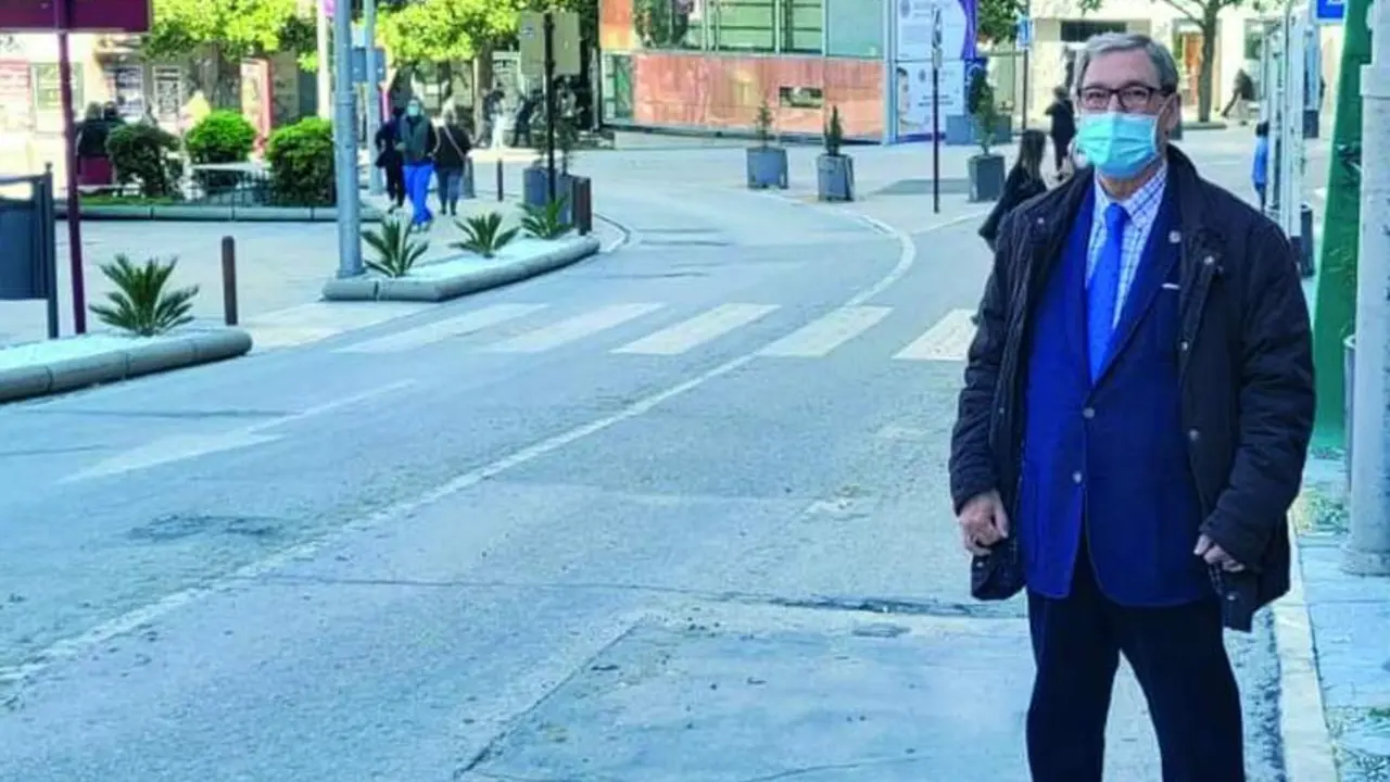 El presidente de la Agrupaci&oacute;n, Francisco Sierra, en el itinerario oficial, donde ya lucen las banderolas.   - Viva Ja&eacute;n.