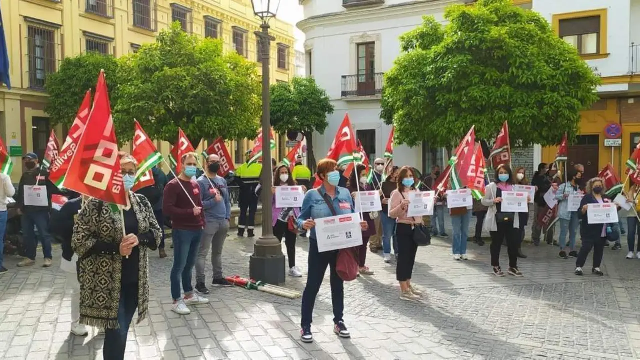 Concentraci&oacute;n de CCOO para denunciar la situaci&oacute;n del sector de limpieza. - CCOO