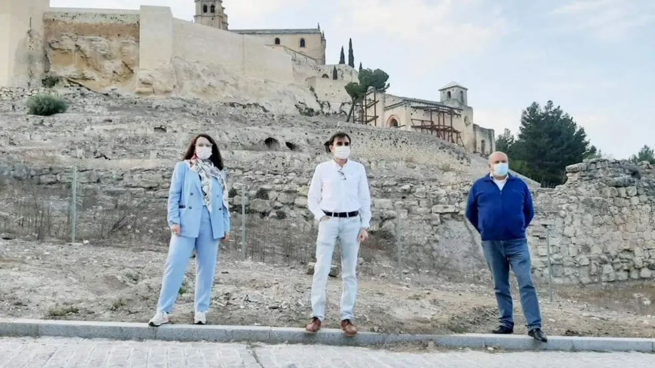 Juan &Aacute;ngel P&eacute;rez, junto a los concejales socialistas In&eacute;s Arco y Antonio Cano, esta tarde, junto a la parcela destinada al parador.  - JJM