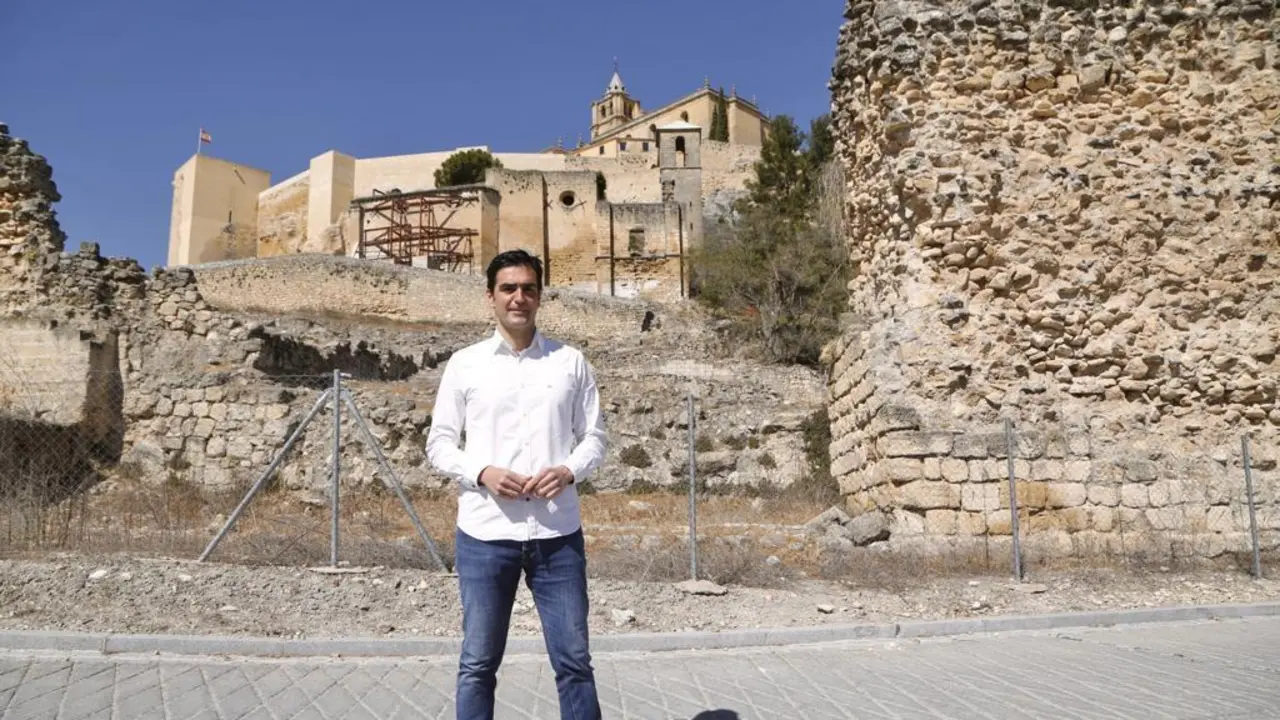 El alcalde y presidente del PP, Marino Aguilera, junto a la parcela destinada a la construcci&oacute;n del parador.  - PP