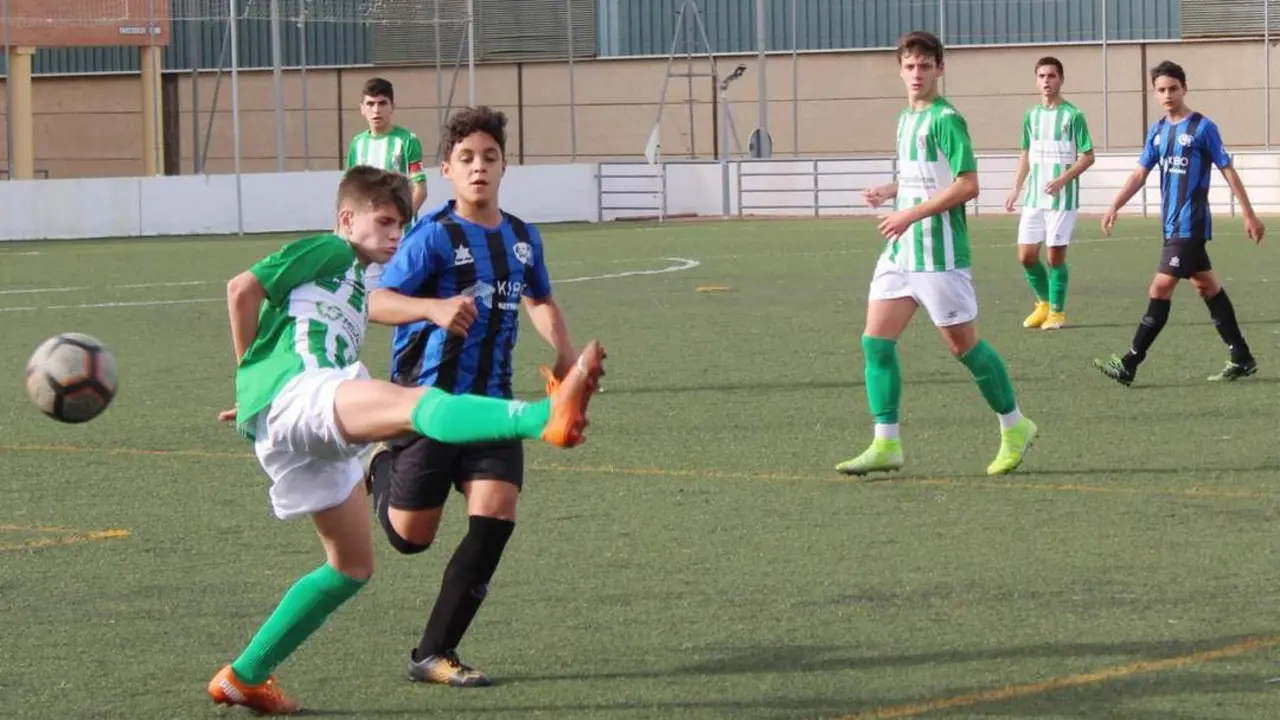 El bal&oacute;n le hace un extra&ntilde;o a un jugador del equipo infantil A del Atl&eacute;tico Sanluque&ntilde;o - Ra&uacute;l J. Bustillos
