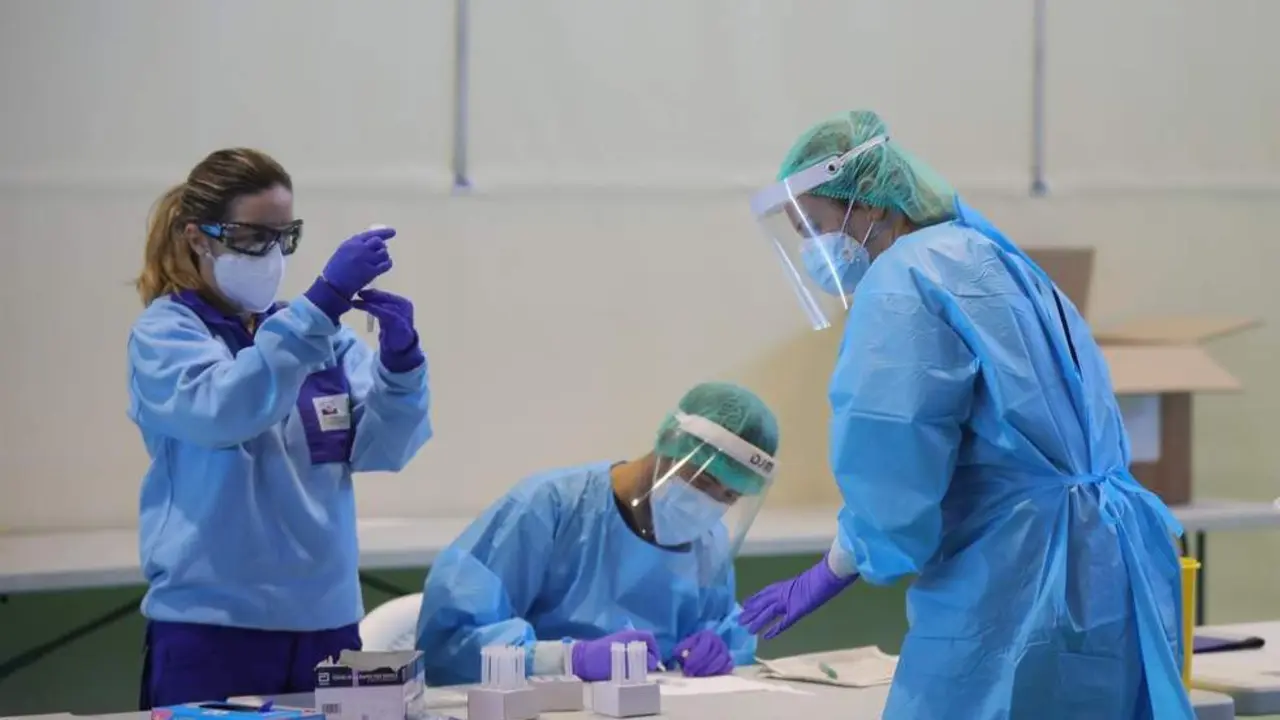Sanitarios realizan pruebas de detecci&oacute;n de Covid. - VH