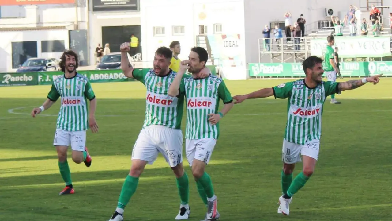 Los jugadores del Atl&eacute;tico Sanluque&ntilde;o quiere celebrar otro triunfo, adem&aacute;s importante - Ra&uacute;l J. Bustillos