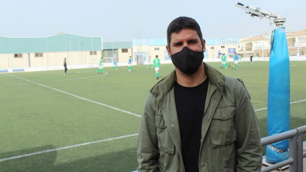 Chiqui presenciando el partido de infantiles entre el Atl&eacute;tico Sanluque&ntilde;o y Los Caminantes - Ra&uacute;l J. Bustillos