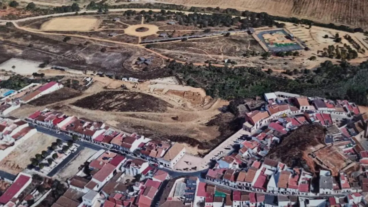 Estado actual de la ensenada, donde se observa la vaguada con restos arqueol&oacute;gicos. - VH