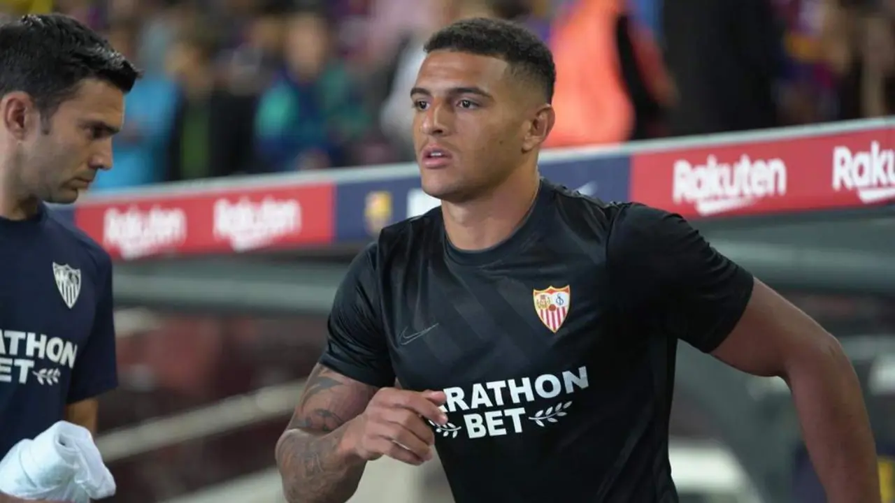 El central brasile&ntilde;o del Sevilla Diego Carlos saliendo a calentar sobre el c&eacute;sped del Camp Nou. - SFC