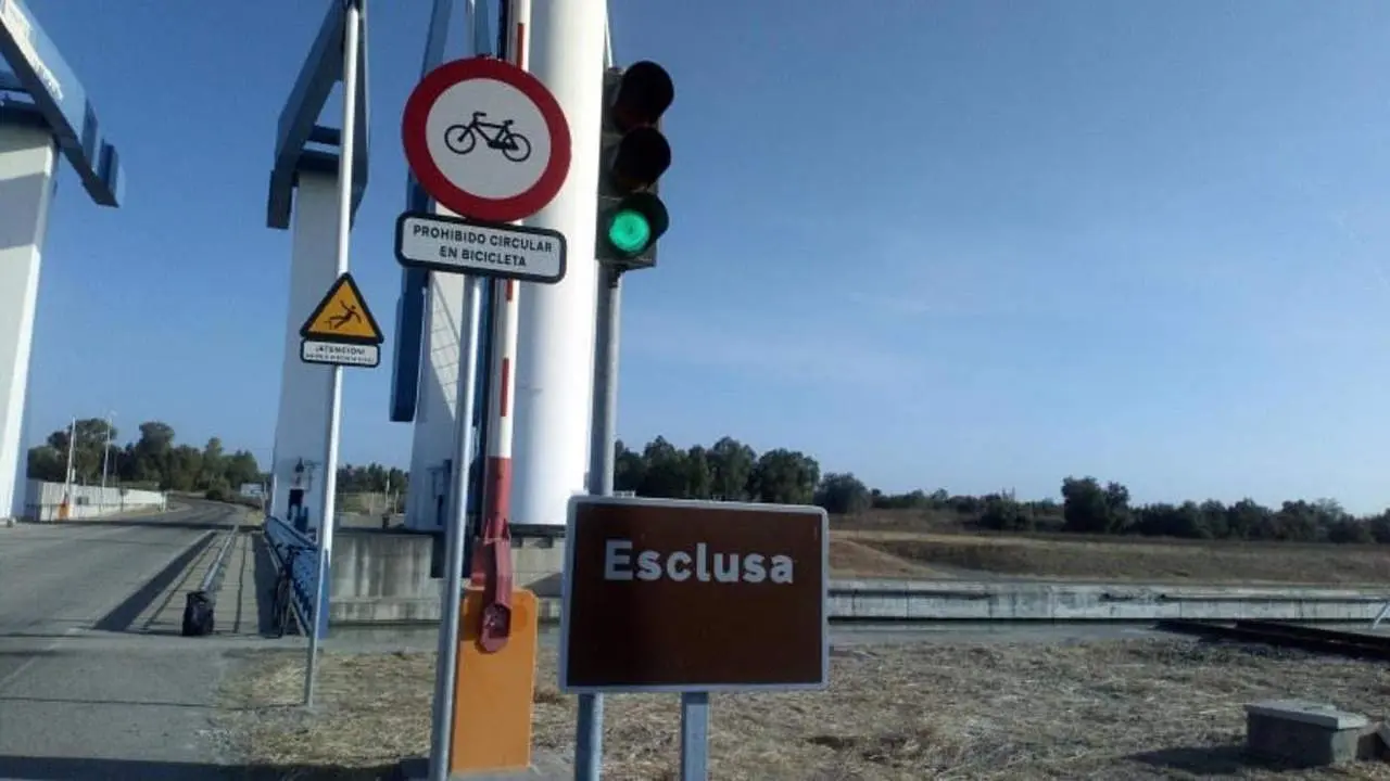 Paso de la esclusa del Puerto de Sevilla. - A Contramano