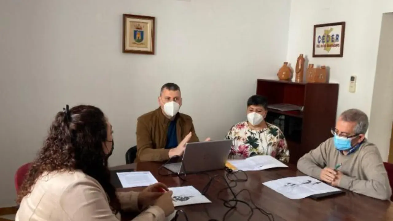 Fran G&oacute;mez, en una reuni&oacute;n con los portavoces de Jimena. - AI